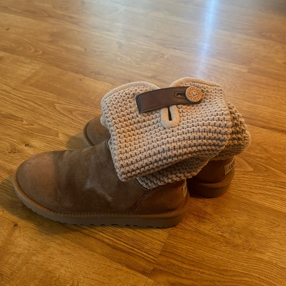 UGGS - Picture 2 of 4